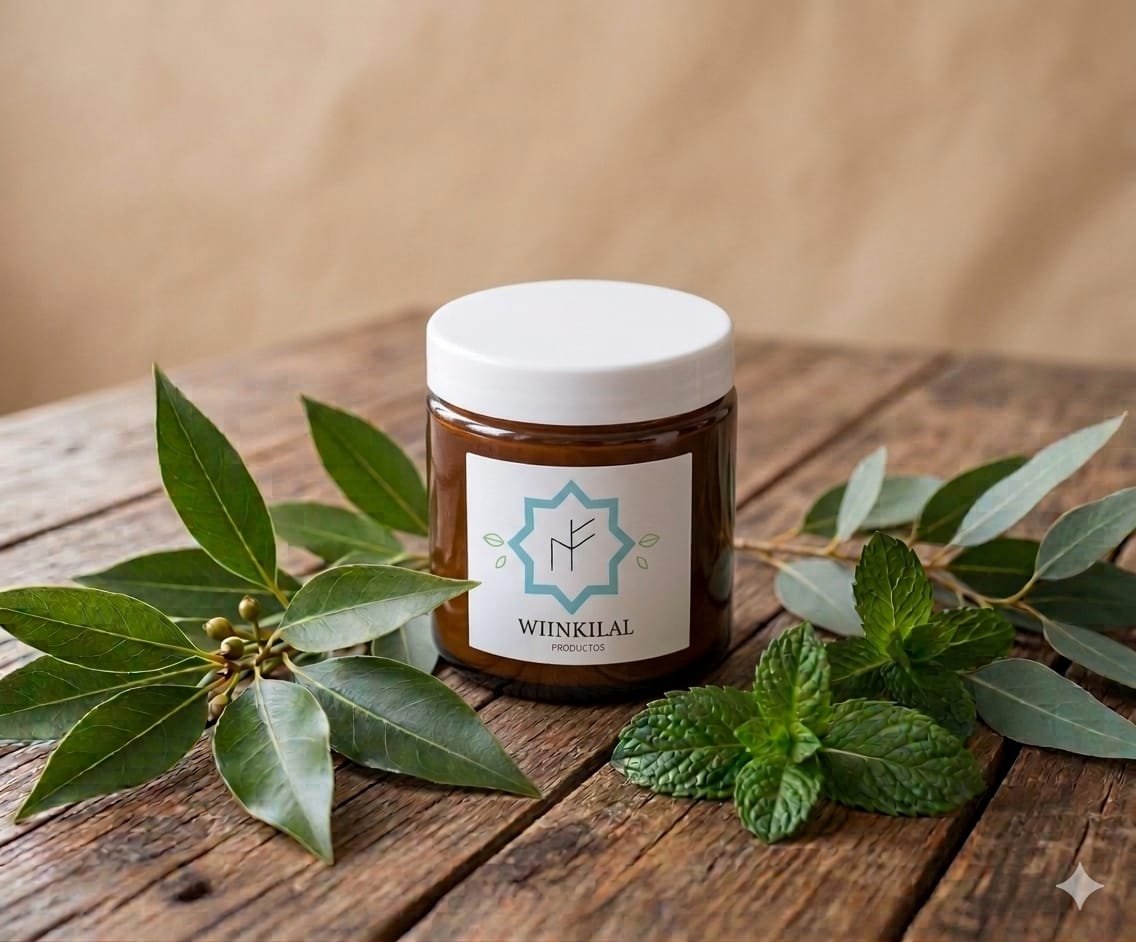 Tarro de WIINKILAL colocado sobre una mesa rústica con hojas verdes.